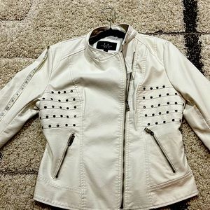 White jacket , zipper in ft , 2 side pockets